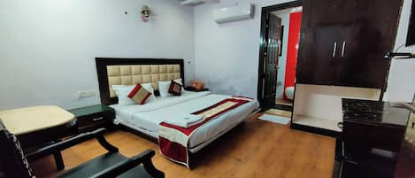 Deluxe Room | Iron/ironing board, free WiFi, bed sheets