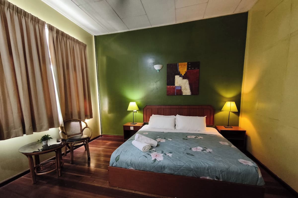 Deluxe Triple Room | Meja, Wi-fi percuma, cadar katil