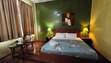 Habitación triple Deluxe | Escritorio, wifi gratis y ropa de cama