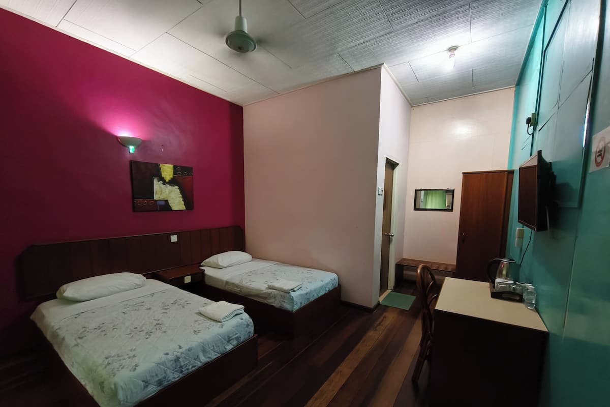 Deluxe Twin Room | Meja, Wi-fi percuma, cadar katil