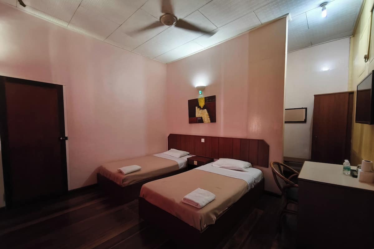 Superior Twin Room | Meja, Wi-fi percuma, cadar katil