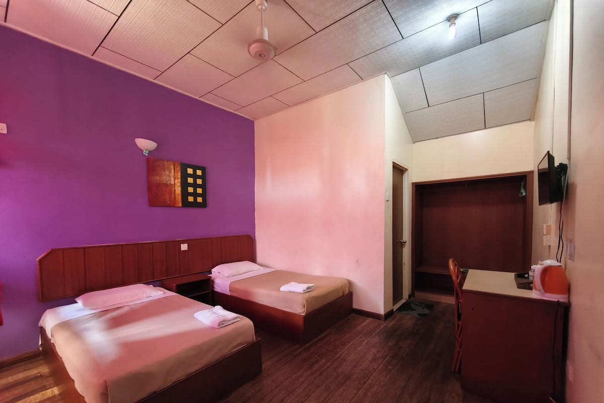 Standard Twin Room | Meja, Wi-fi percuma, cadar katil
