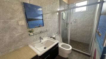 Shower, free toiletries, towels