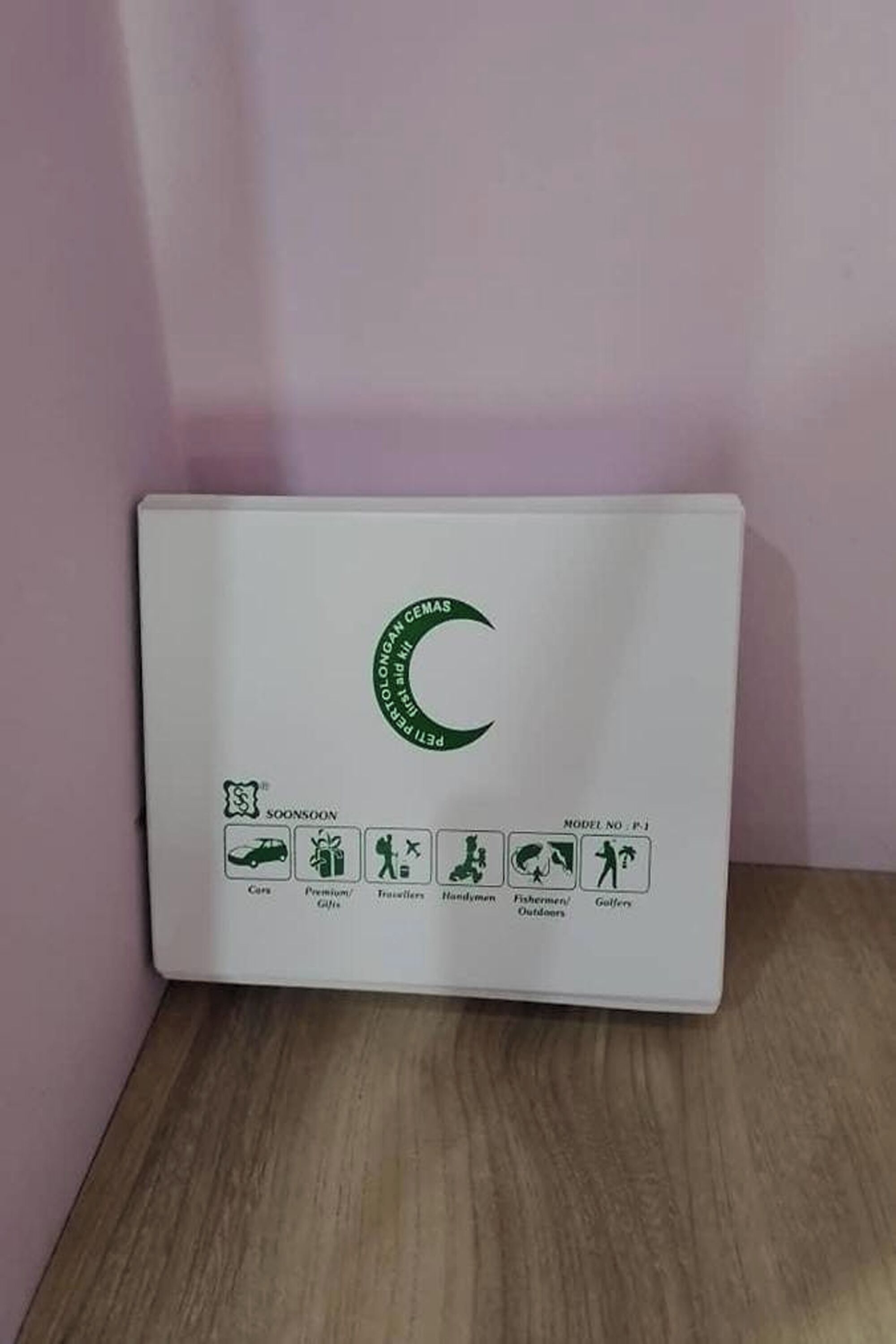 Uma caixa branca com uma lua crescente verde e um logotipo circular.