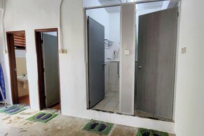Shower, free toiletries, towels