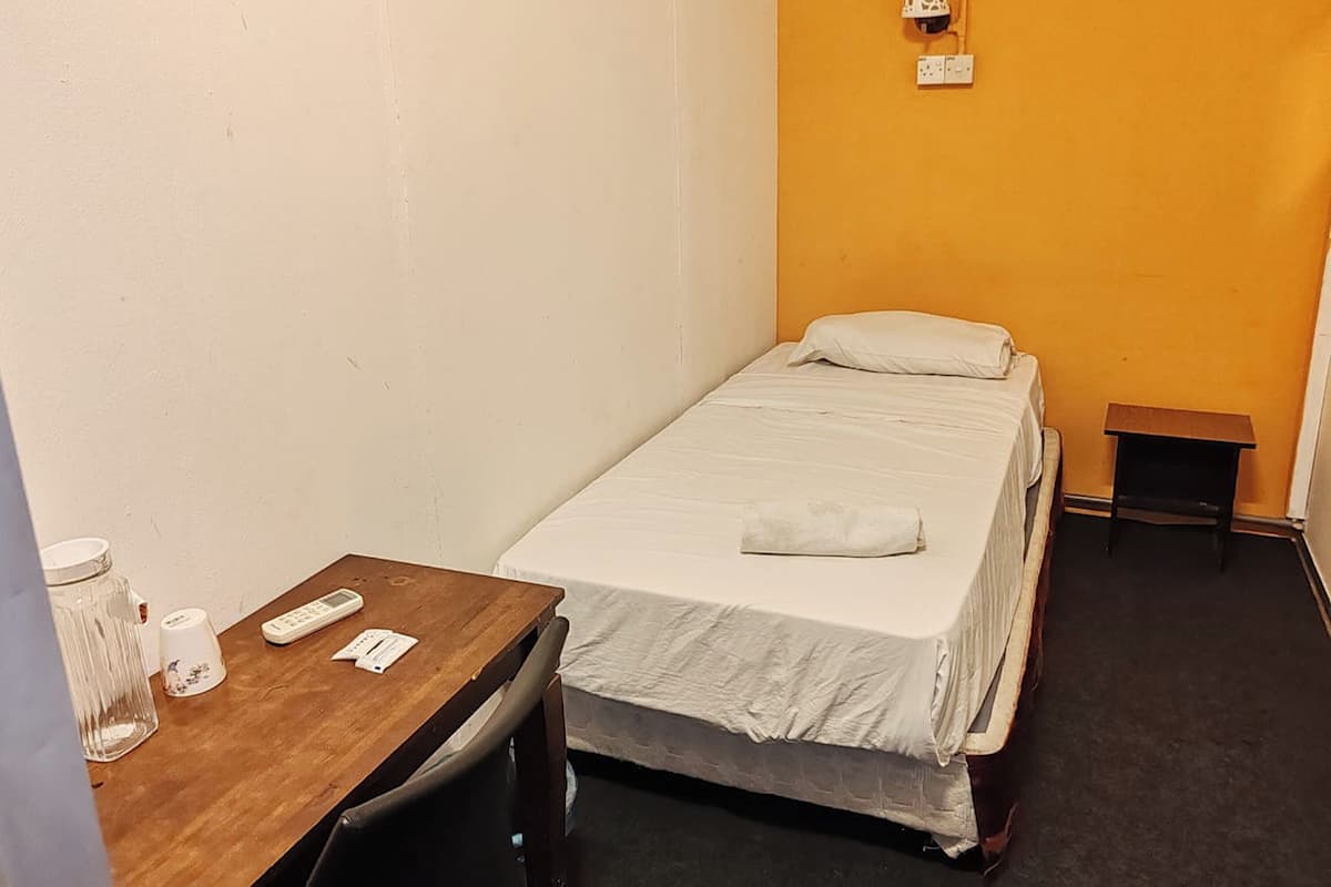 Yhden hengen huone, ei ikkunoita | Ilmainen Wi-Fi, vuodevaatteet