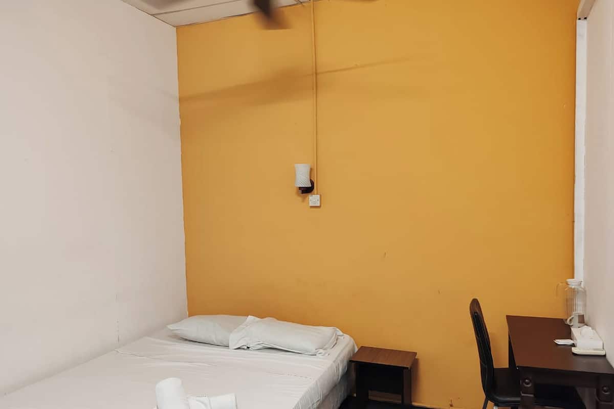 Standard-huone, ei ikkunoita | Ilmainen Wi-Fi, vuodevaatteet