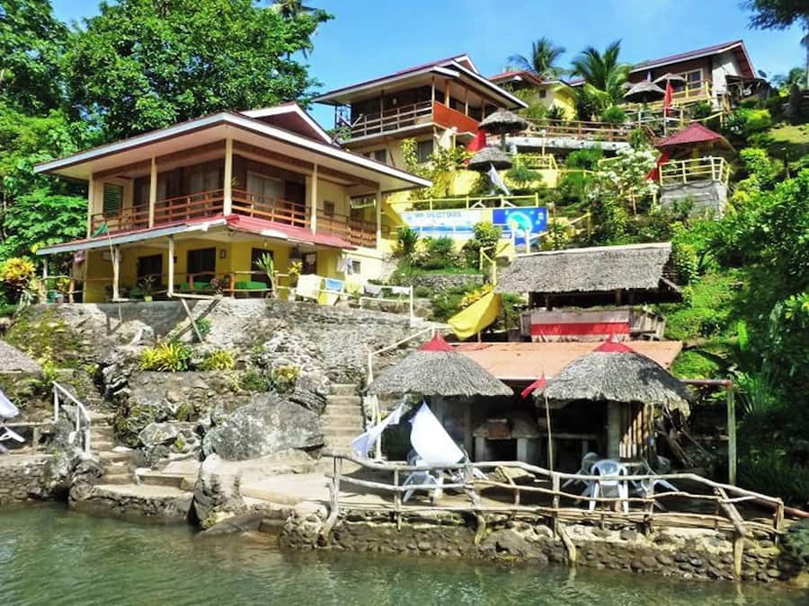Ein Resort mit mehreren Gebäuden, einem Wasserspeicher und einer Brücke, die sie miteinander verbindet.