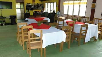 Desayuno con opciones de la cocina local diario (PHP 150 por persona)
