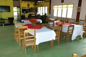 Se ofrece un desayuno típico de la región (150 PHP por persona)