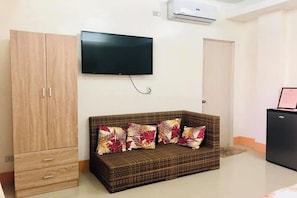 Escritorio, tabla de planchar con plancha, wifi gratis y ropa de cama