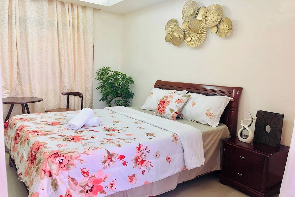 Desk, iron/ironing board (on request), WiFi (free), bed sheets