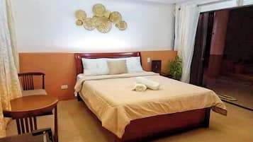 Habitación Deluxe | Escritorio, tabla de planchar con plancha, wifi gratis y ropa de cama