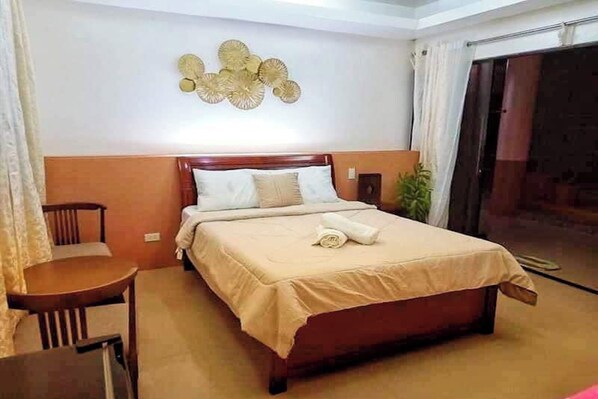 Escritorio, tabla de planchar con plancha, wifi gratis y ropa de cama 