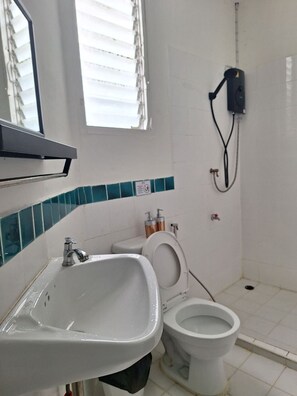 ห้องทวิน | ห้องน้ำ | ฝักบัว, เรนชาวเวอร์, ของใช้ในห้องน้ำฟรี, รองเท้าสวมภายในห้อง