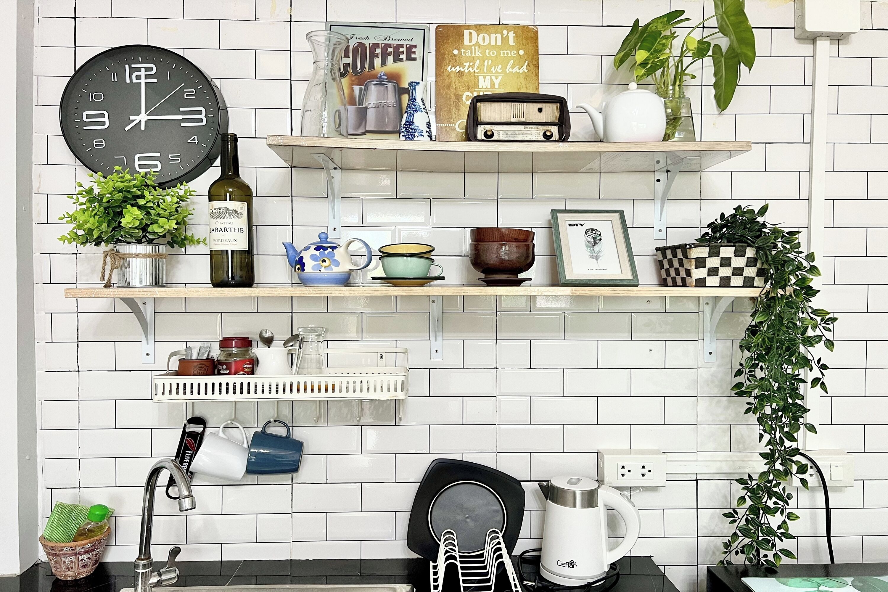 Standard Double Room, 1 Queen Bed, Balcony | Living area | 32-inch flat-screen TV with cable channels