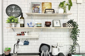 Habitació doble estàndard, 1 llit de matrimoni, balcó | Sala d'estar | Televisor de pantalla plana de 32 polzades amb canals per cable