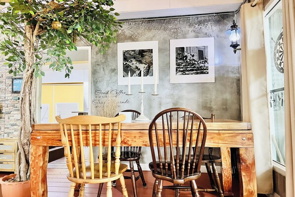 Familienzimmer | Wohnbereich | 32-Zoll-Flachbildfernseher mit Kabelempfang