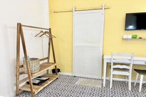 Trippelrum för familj | Vardagsrum | 32-tums platt-tv med kabelkanaler