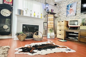Habitación familiar | Zona de estar | Televisión de pantalla plana de 32 pulgadas con canales por cable