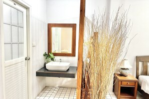 Superior Double Room, 1 King Bed, Balcony | Bathroom | Shower, free toiletries, towels