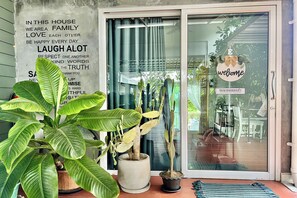 Kolmen hengen perhehuone | Oleskelualue | 32–tuumainen taulutelevisio, jossa kaapelikanavat