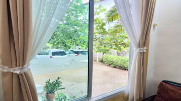 Kamar Triple Keluarga | Area keluarga | Televisi layar datar 32-inci dengan saluran TV kabel