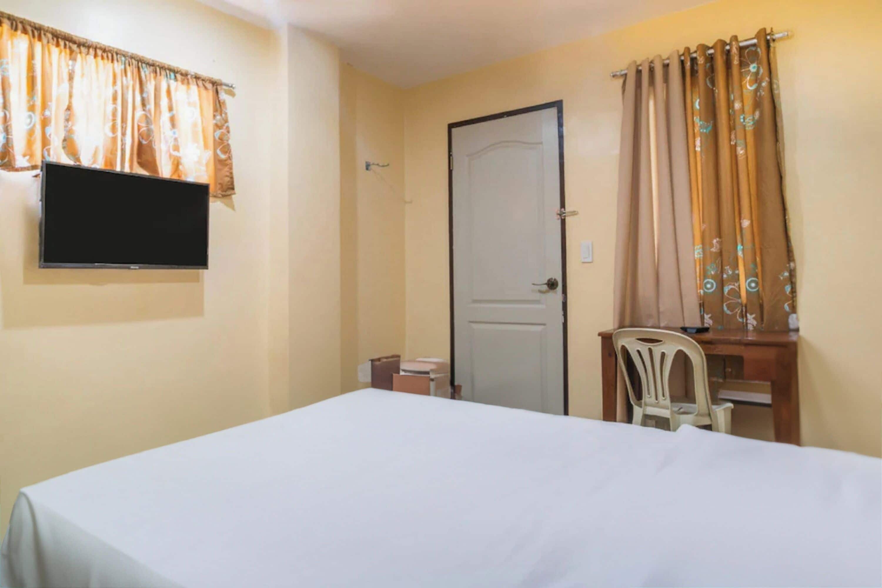 Deluxe Double Room, 1 Queen Bed | Desk, iron/ironing board, free WiFi, bed sheets