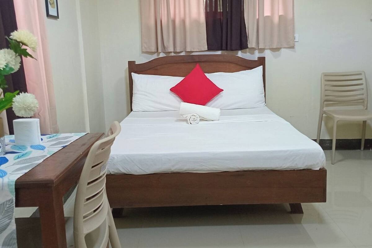 Suite | Desk, iron/ironing board, free WiFi, bed sheets