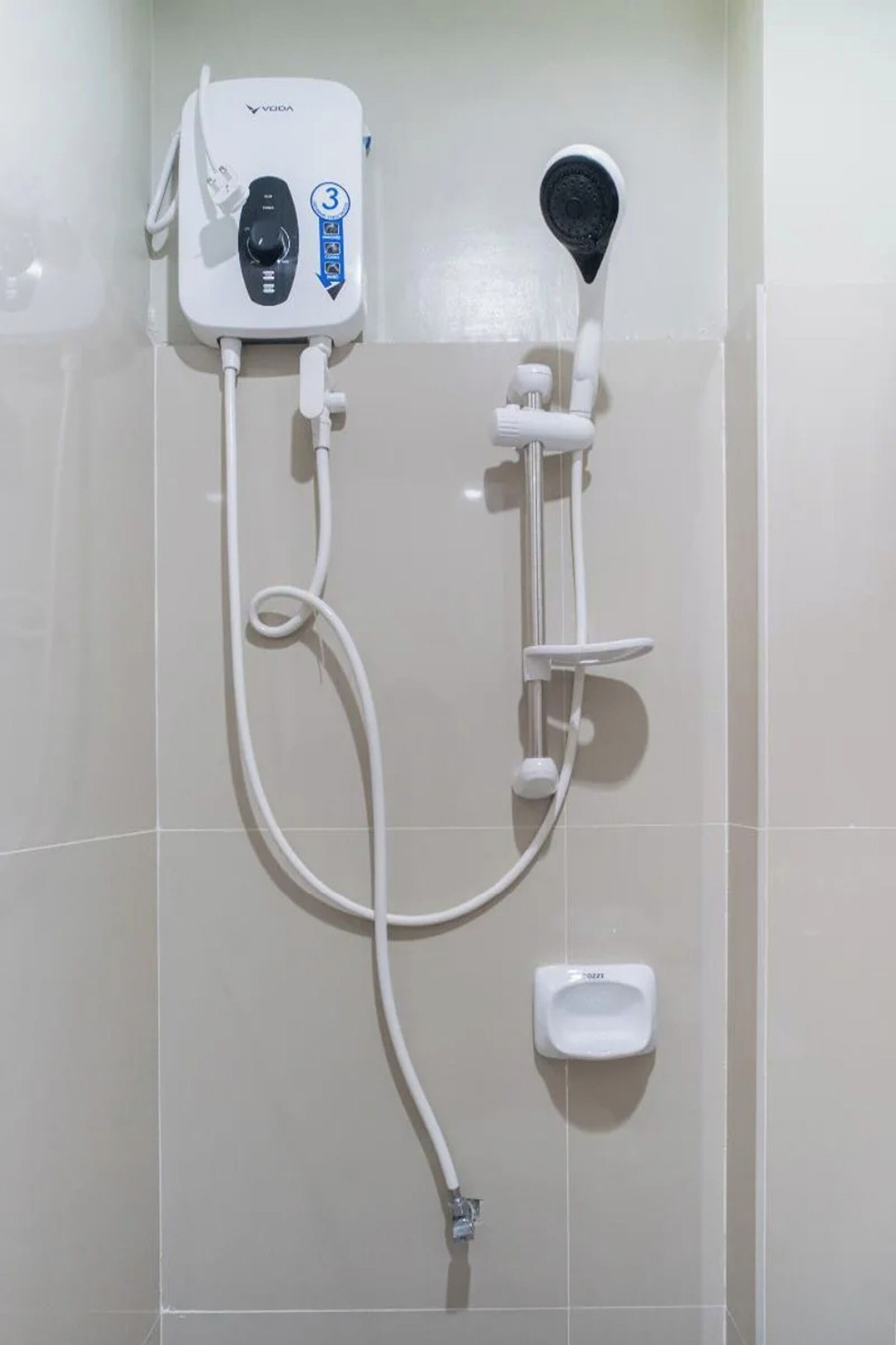 Shower, rainfall showerhead, free toiletries, towels