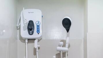 Shower, rainfall showerhead, free toiletries, towels
