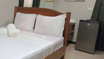 Family Room | Desk, iron/ironing board, free WiFi, bed sheets