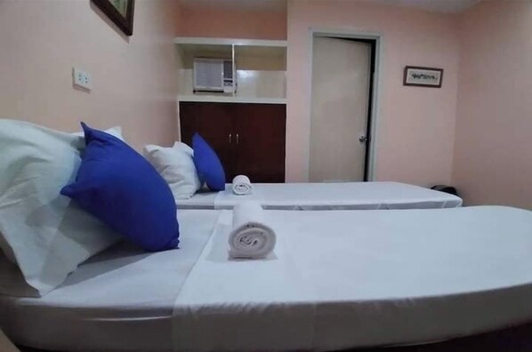 Habitación Deluxe con 2 camas individuales | Escritorio, tabla de planchar con plancha, wifi gratis y ropa de cama