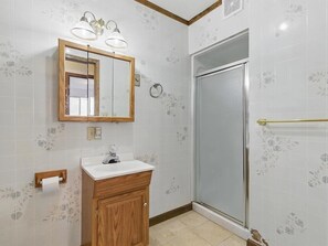 Serviettes fournies, papier toilette
