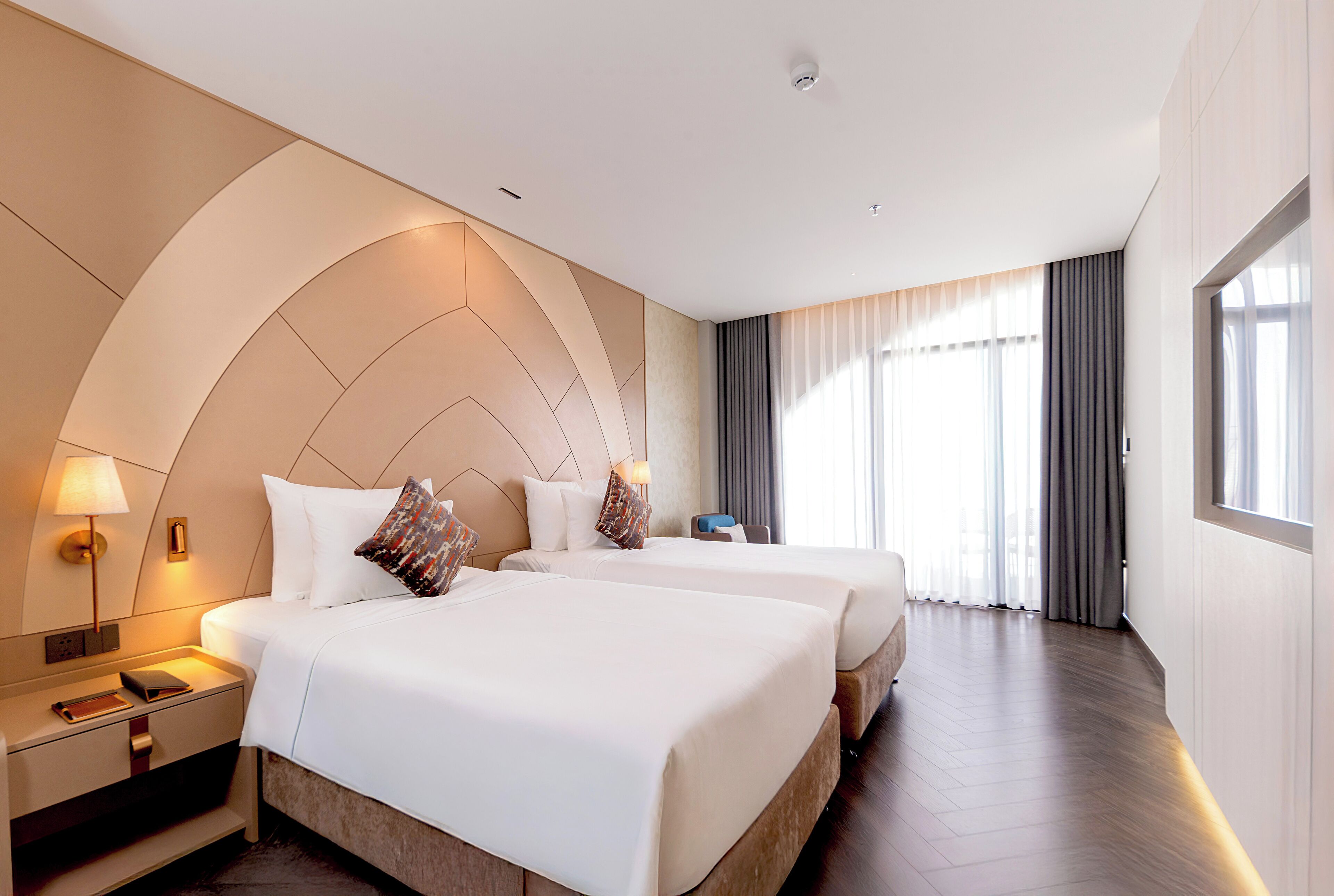 Premier Deluxe Twin | Minibar, in-room safe, desk, laptop workspace
