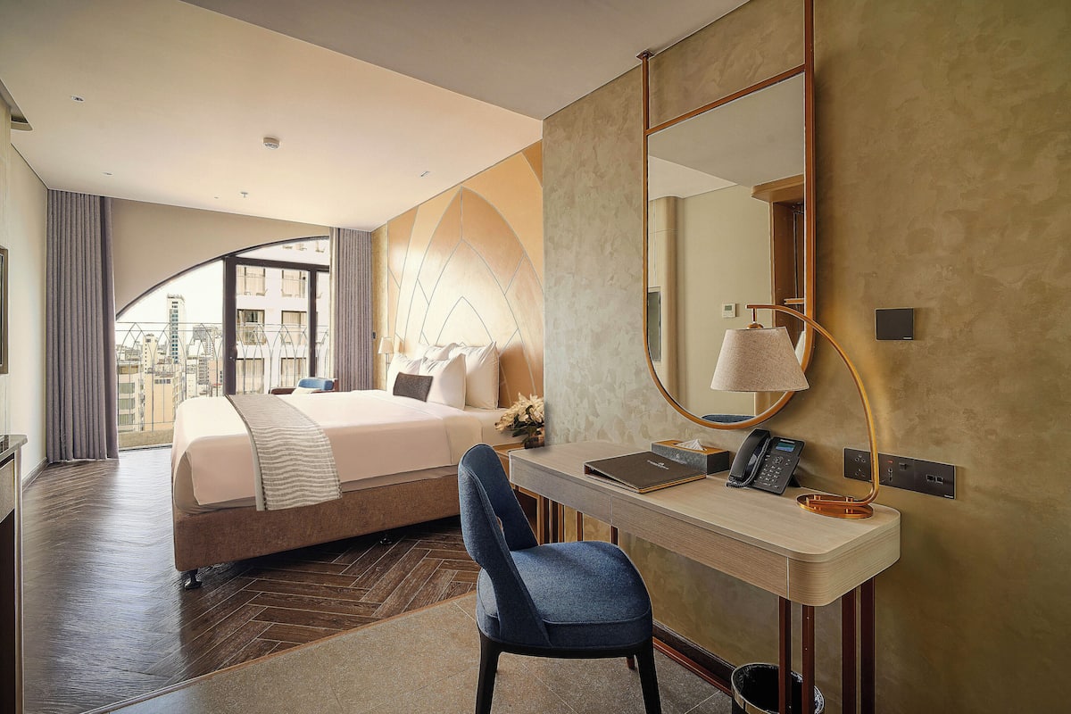 Premier Deluxe Double | Minibar, in-room safe, desk, laptop workspace