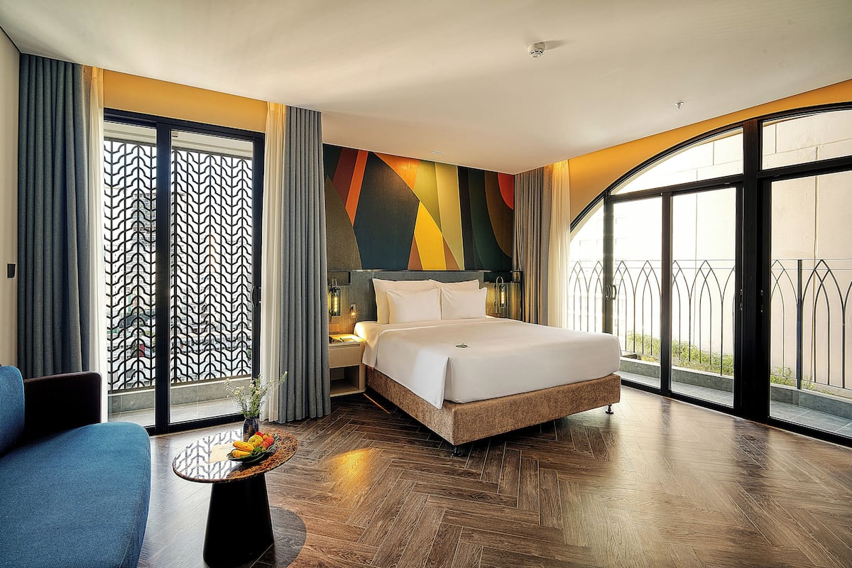 Champa Deluxe Double | Minibar, in-room safe, desk, laptop workspace