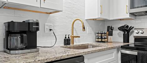 Een koelkast, een magnetron, een oven, een kookplaat