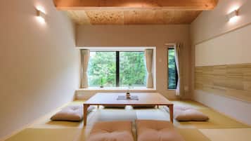 Family Villa, Garden View | Meja, ruang kerja komputer riba, langsir/tirai gelap terus