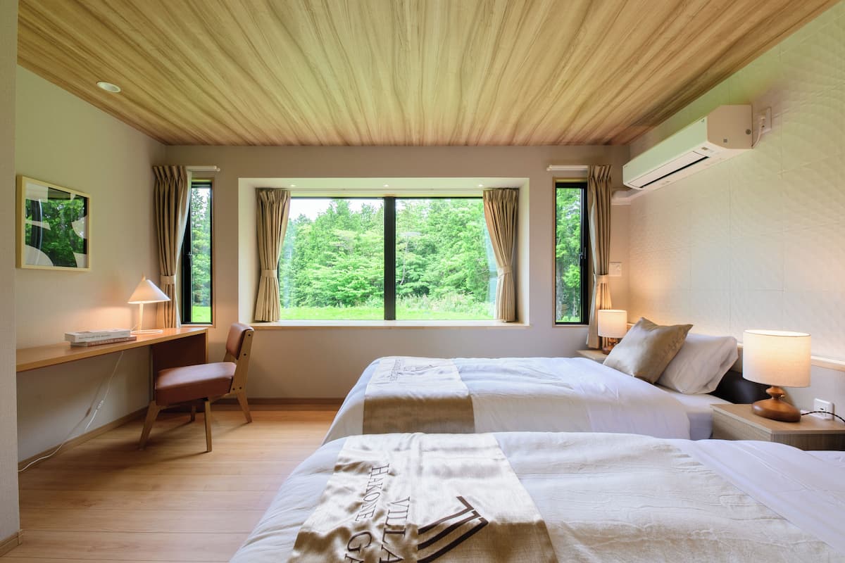Villa familiar, vista al jardín | Escritorio, espacio para trabajar con laptop y cortinas blackout