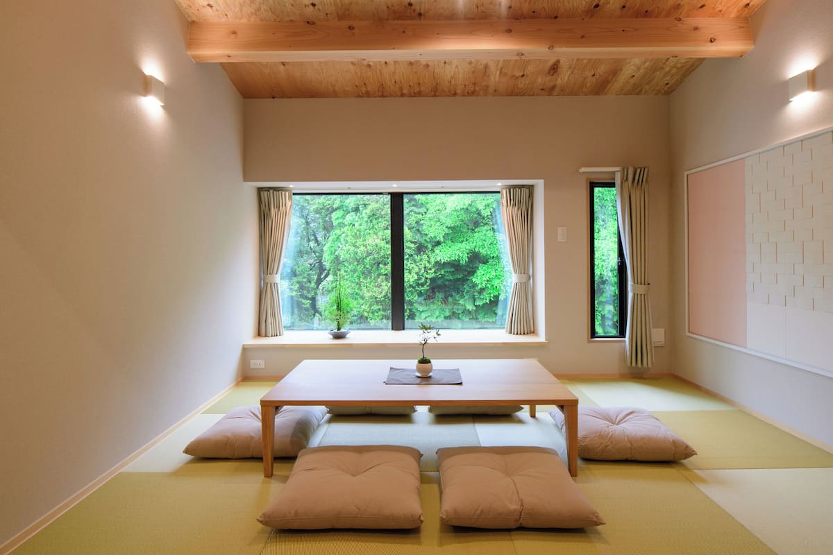 Villa familiar, vista al jardín | Escritorio, espacio para trabajar con laptop y cortinas blackout