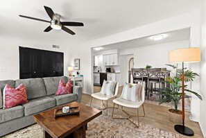 Smart TV - Charming 1BR Getaway with King Bed in Royal Oak (Royal Oak)