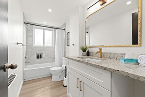 Hair dryer, towels - Charming 1BR Getaway with King Bed in Royal Oak (Royal Oak)