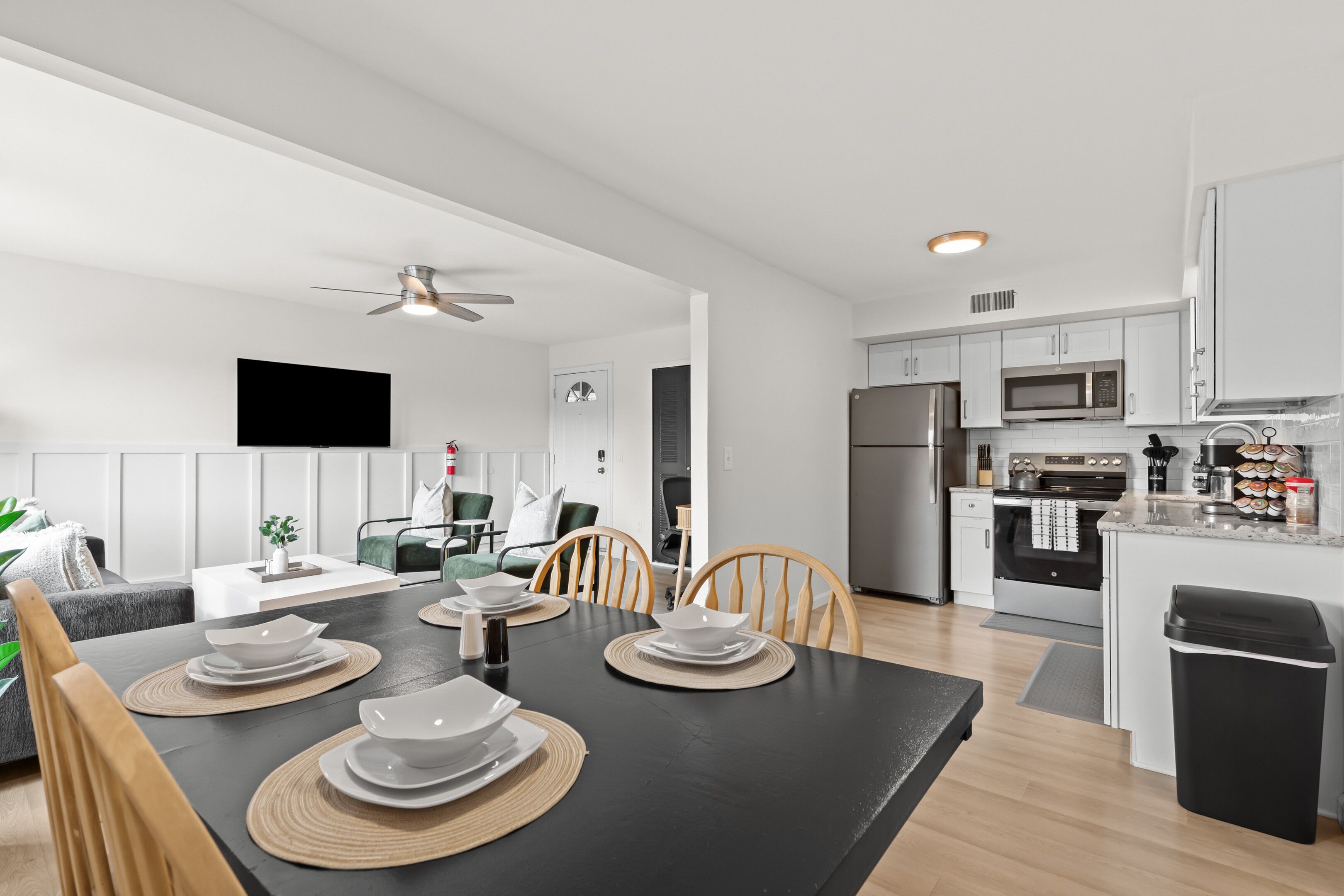 Kjøleskap, mikrobølgeovn, ovn og kokeplater