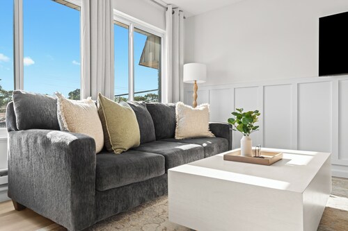 Elegant 1BR Upper Suite | Renovated King Bedroom