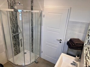Shower, hair dryer, towels, soap - Studio apartment "Cozy" with terrace & parking space (Blankenburg)