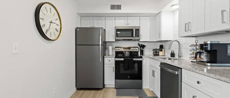 Réfrigérateur, four à micro-ondes, un four, surface de cuisson