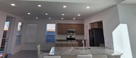 ثلاجة، ميكروويف، فرن، موقد طهي مسطح