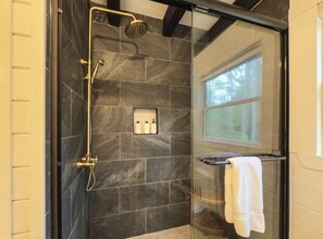 Dusche, Haartrockner, Handtücher, Seife