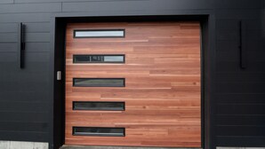 Een moderne deur met horizontale houten panelen en zwart gekadreerde ramen.